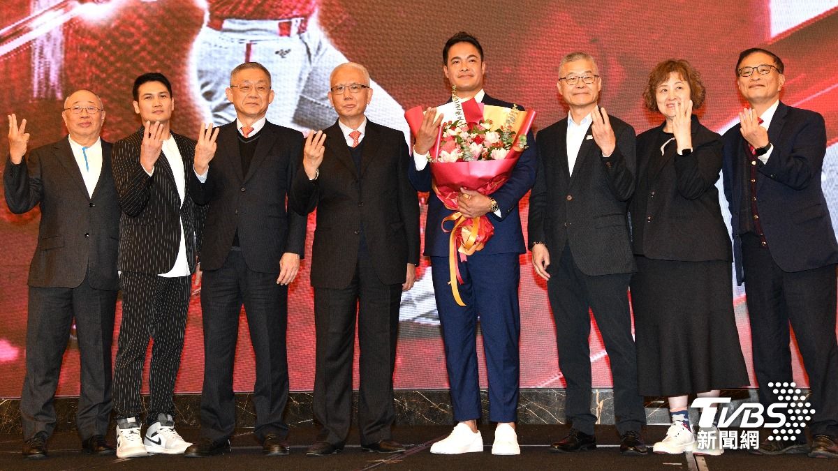 味全龍今天在台北漢來大飯店為林智勝舉辦引退記者會。(圖/胡瑞麒攝)