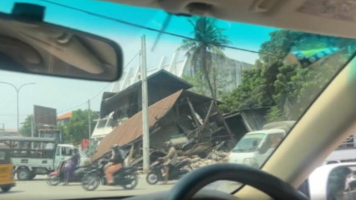 來自湖南的玉石商人與朋友駕駛四輛車,從曼德勒撤離前往仰光,途中卻遭遇不明武裝人士持槍攔截,索討過路費。非當事照片。(圖/央視)