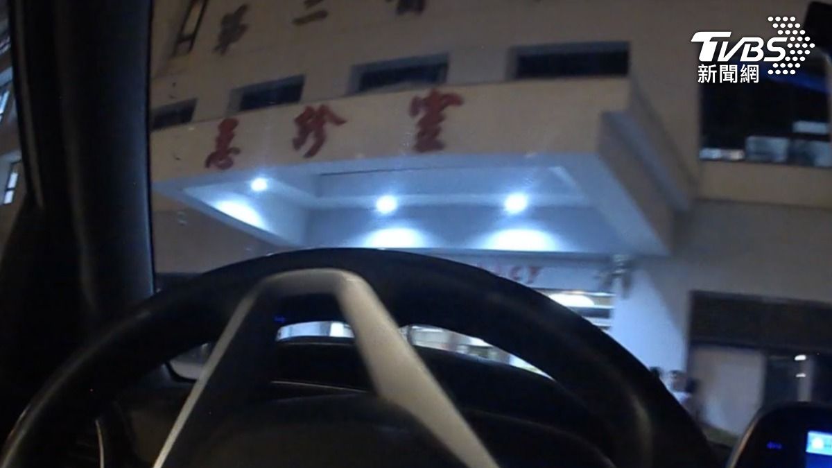警方緊急協助開道護送至醫院。（圖／TVBS）