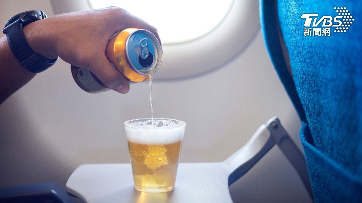 有航空公司允許旗下空服員在「空乘」時飲酒。(示意圖/達志影像shutterstock)
