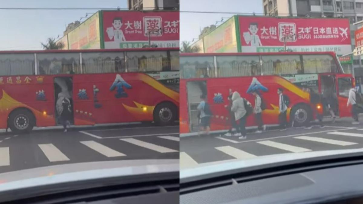 新竹校車變路霸!橫停路口讓學生上車 網傻眼:還算綠燈秒數