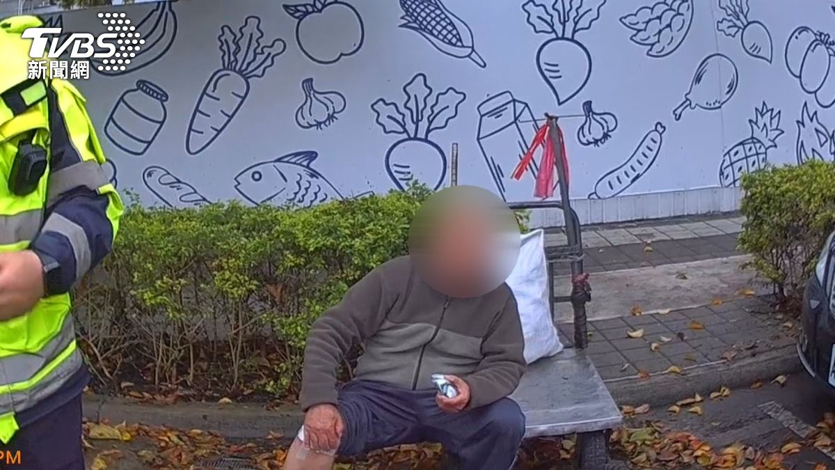 呂翁外出推著推車撿資源回收,但過程中疑似為了閃車,結果不小心跌倒受傷。(圖/TVBS)
