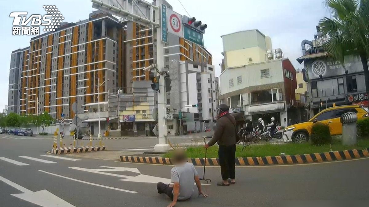陳姓老翁因為身體突然無力,摔倒在北區雙十路段上。(圖/TVBS)