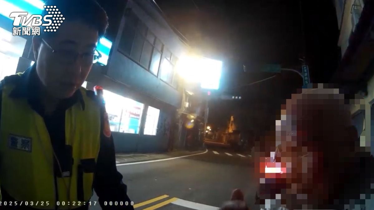 86歲池姓老翁獨自一人走在街道上,且臉部有擦傷。(圖/TVBS)