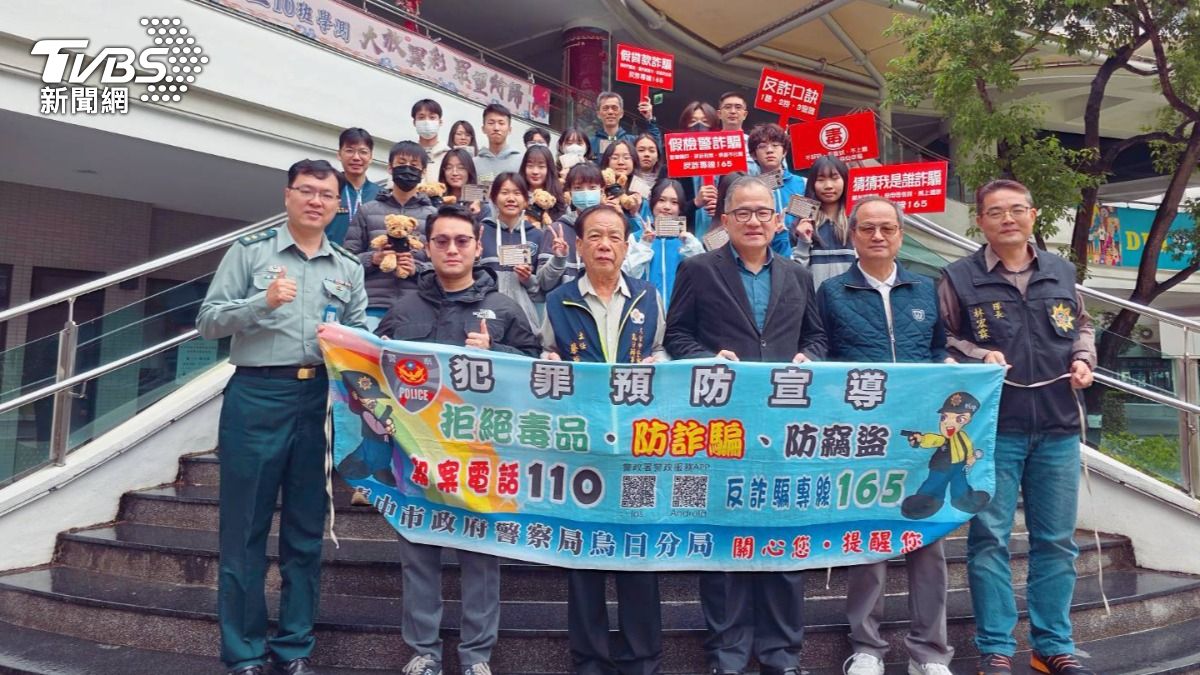 烏日分局則聯合轄內各級學校,發放2萬餘張防詐宣導小卡。(圖/TVBS)