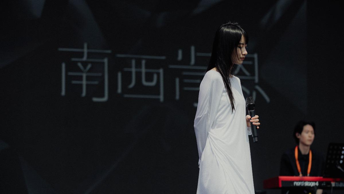 南西聽〈我已經原諒你〉差點聽到哭。(圖/出日音樂提供)