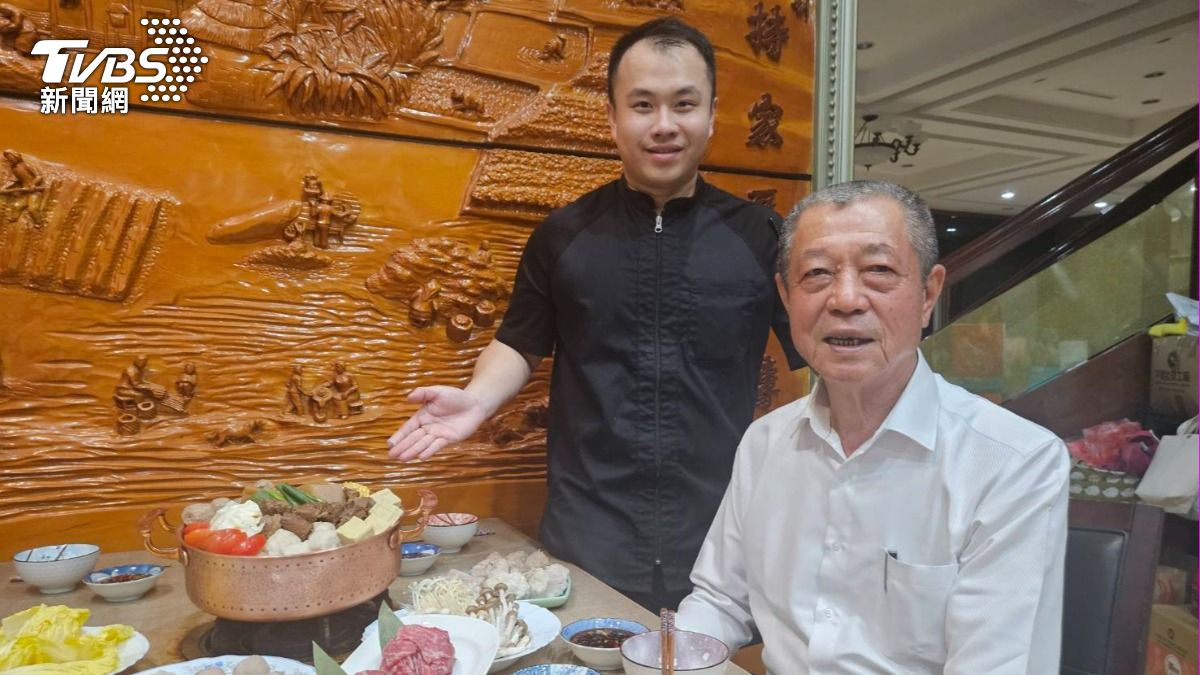 屏東議長周典論(右)與「牛博肆」店長林千畬(左)有三代交情。(圖/牛博肆提供)