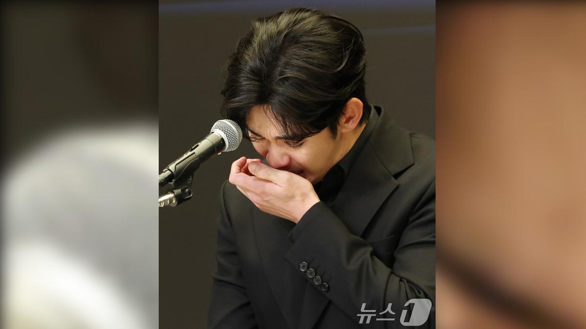 金秀賢在記者會中痛哭。(圖/news1提供)