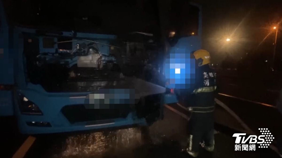 車頭及駕駛座內已全面燃燒。(圖/TVBS)