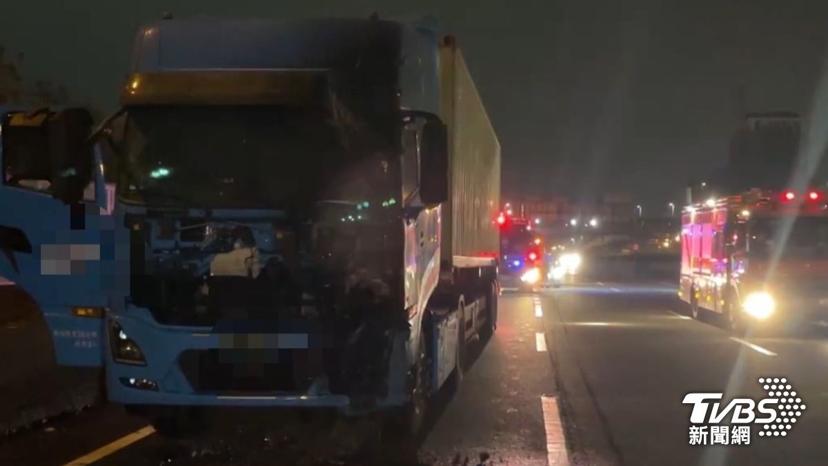 車頭及駕駛座內已全面燃燒。(圖/TVBS)