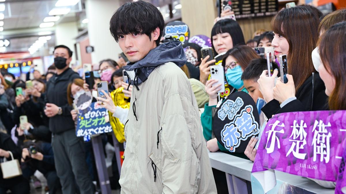 《櫻桃魔法》赤楚衛二首來台 300粉絲不畏雨天擠爆機場