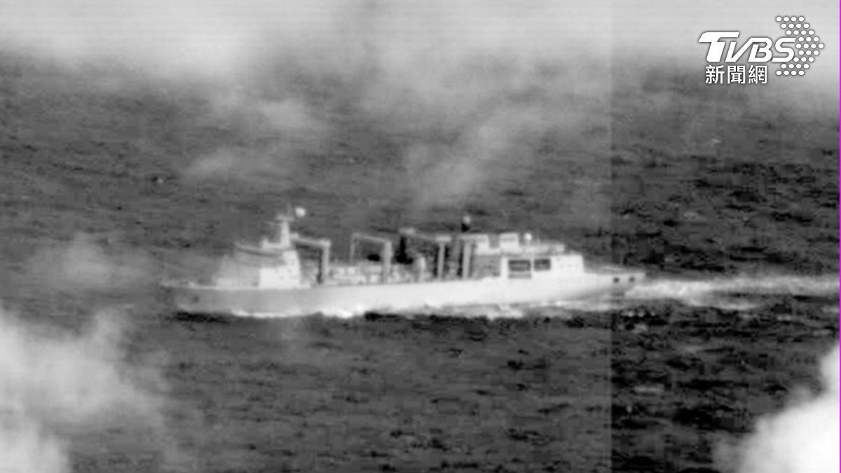 我RF-16監控中共901型快速戰鬥支援艦。（圖／國防部提供）