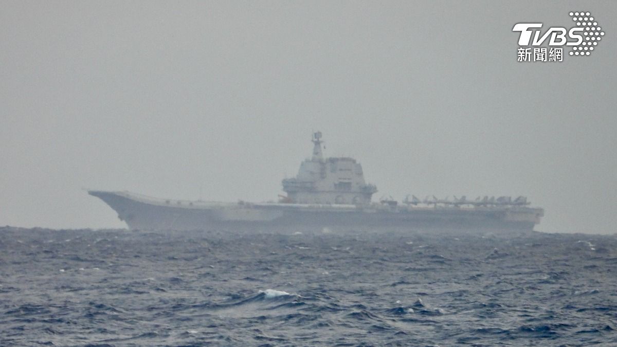 國防部今早曝光我田單軍艦(1110)監控共艦山東艦(17)畫面(田單軍艦拍攝)。(圖/國防部提供)