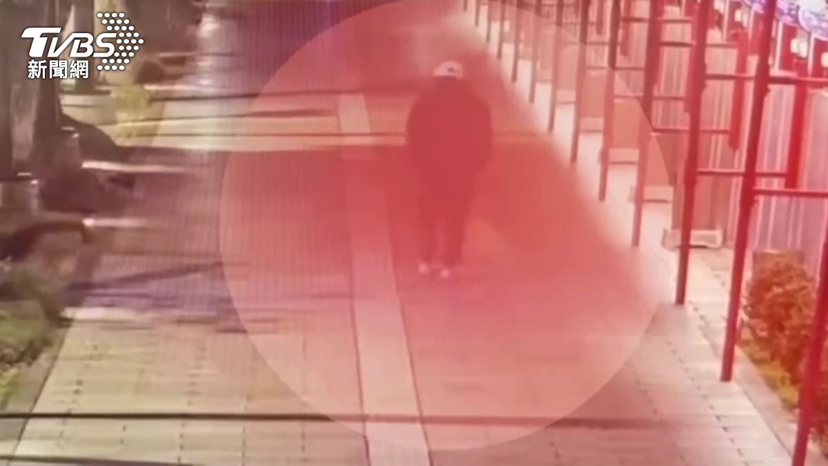 嫌犯身影被監視器清楚拍下。（圖／TVBS）