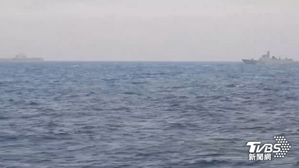 我蘇澳軍艦（1802）監控共艦山東艦（17）及湛江艦（165）畫面（蘇澳軍艦拍攝）。（圖／國防部提供）