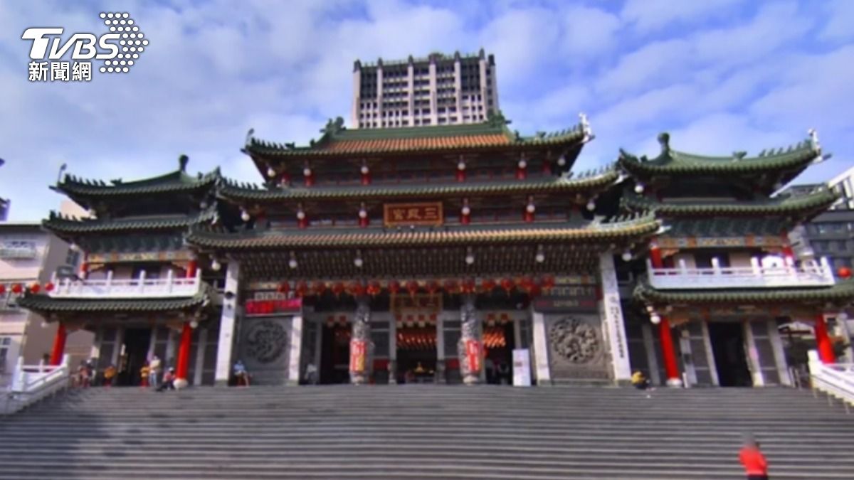高雄三鳳宮以大陸北方宮殿的樣式打造外觀雄偉壯麗。(圖/翻攝Google地圖)