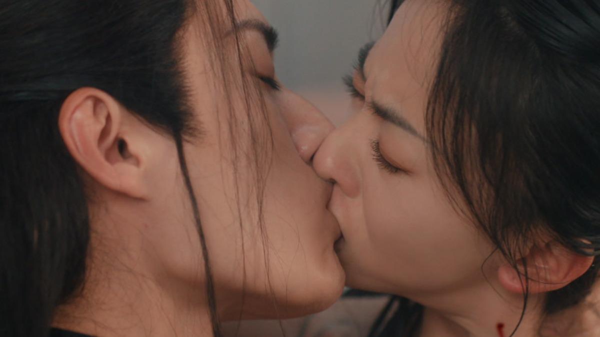 吳謹言與劉學義《春花焰》大尺度「咬唇吻」成話題。（圖／中天娛樂台提供）