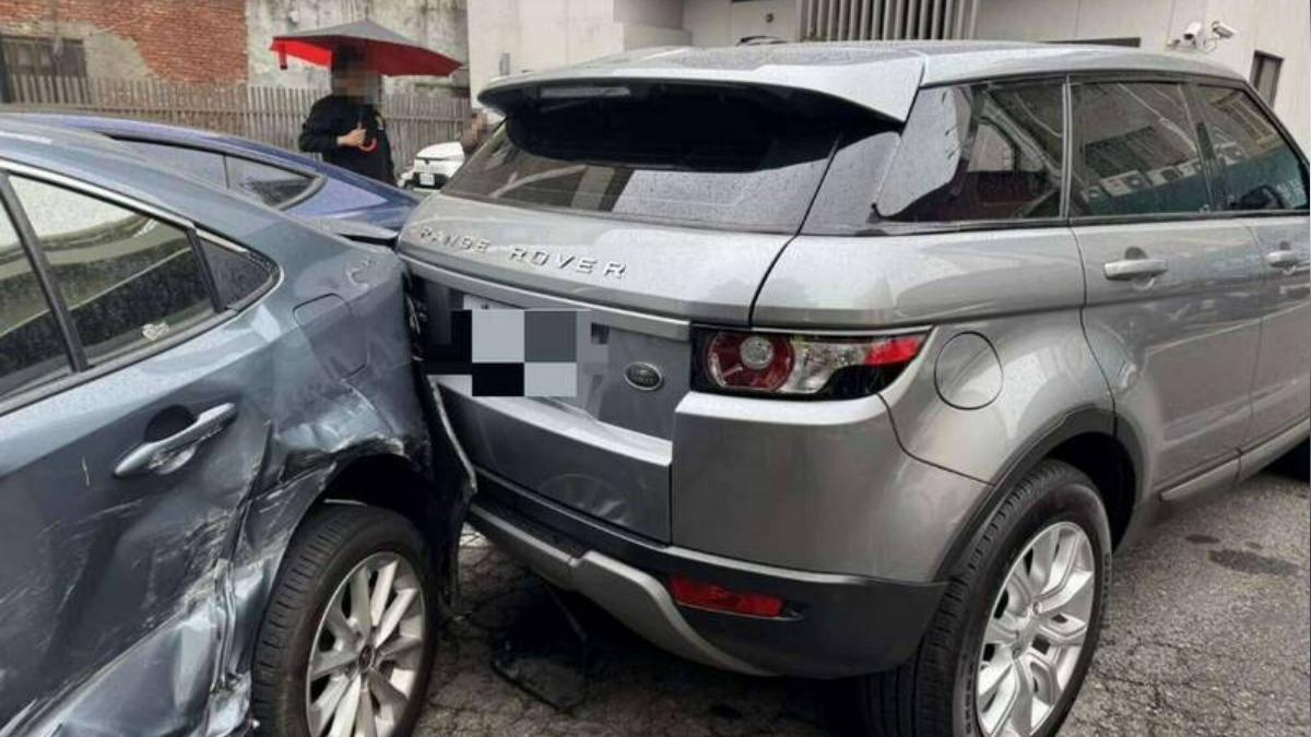 彰化1車在停車場衝撞亂停國產車。(圖/警方提供)