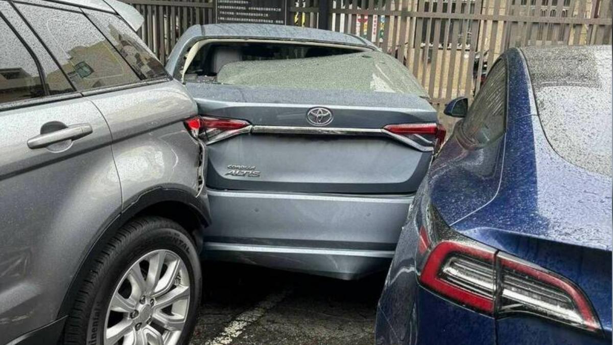 彰化1車在停車場衝撞亂停國產車,波及到旁邊特斯拉。(圖/警方提供)