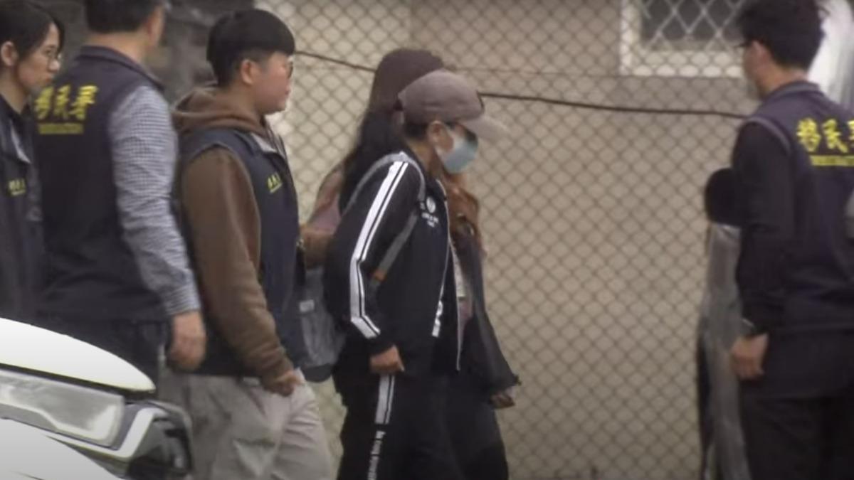 快訊/小微現身了!移民署陪同畫面曝 下午將搭機離台