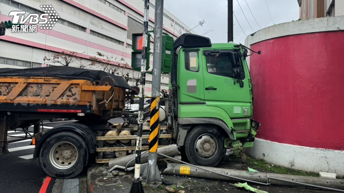 有片/中壢砂石車恍神逆向「撞爛燈桿」 2騎士嚇壞急閃