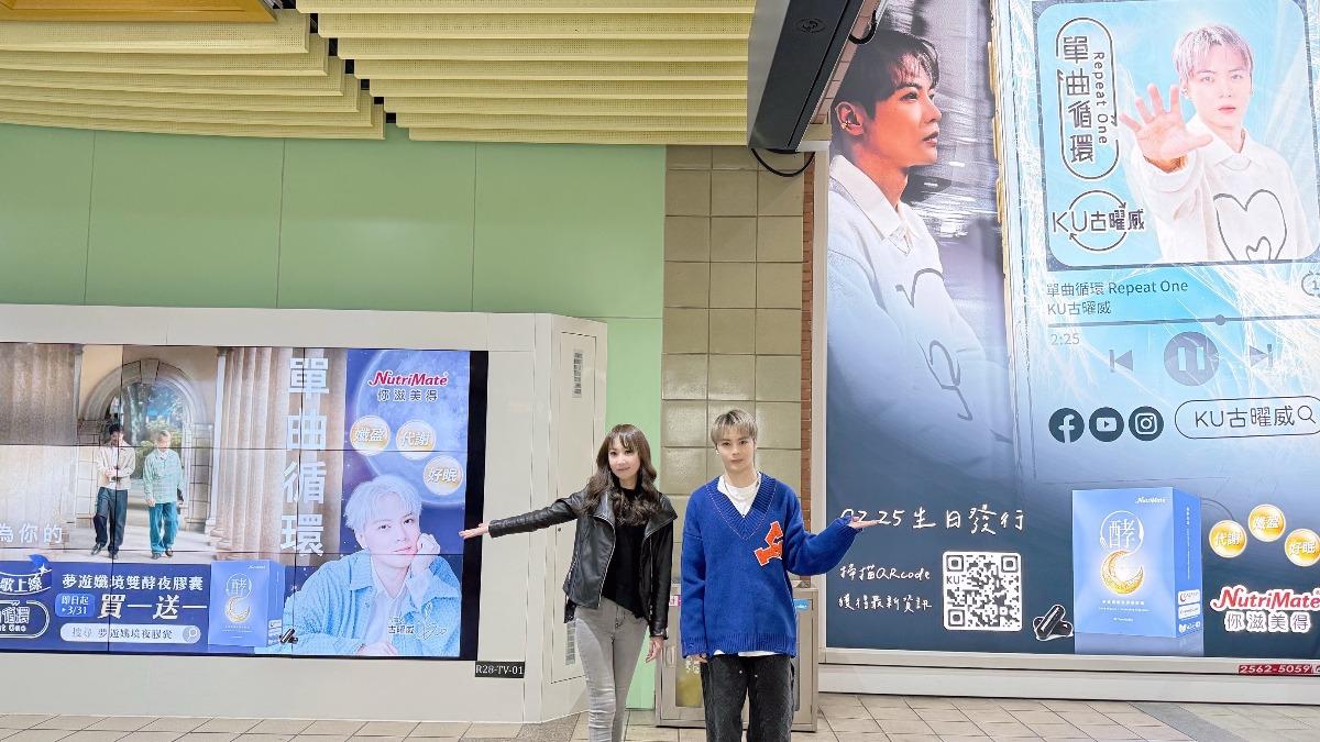 古曜威和你滋美得總經理打卡留念。(圖/單純夢想文創事業提供)