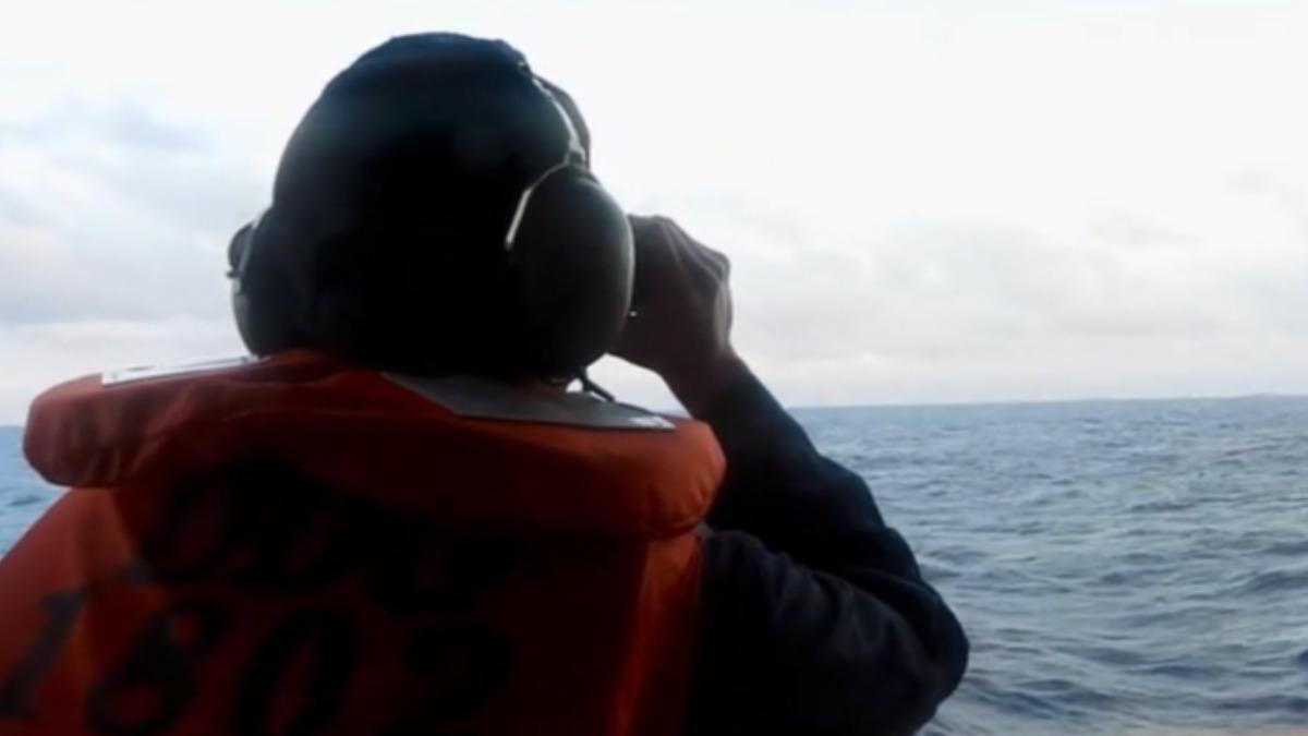 蘇澳軍艦官兵監控共軍山東艦和湛江艦。 (圖/國防部)