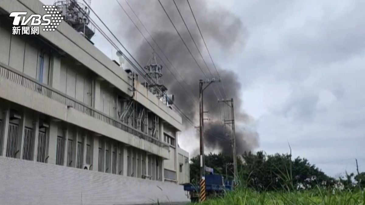 該處民宅起火,鄰居稱有聽到連續爆炸聲。(圖/TVBS)