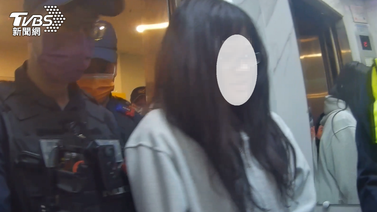 叫小姐按摩鬆一下!爽到一半被臨檢 2北部通緝犯被帶走