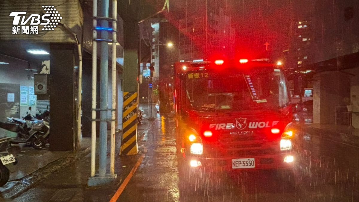 住宅插座起火燃燒,大批警消趕抵現場救援。(圖/TVBS)