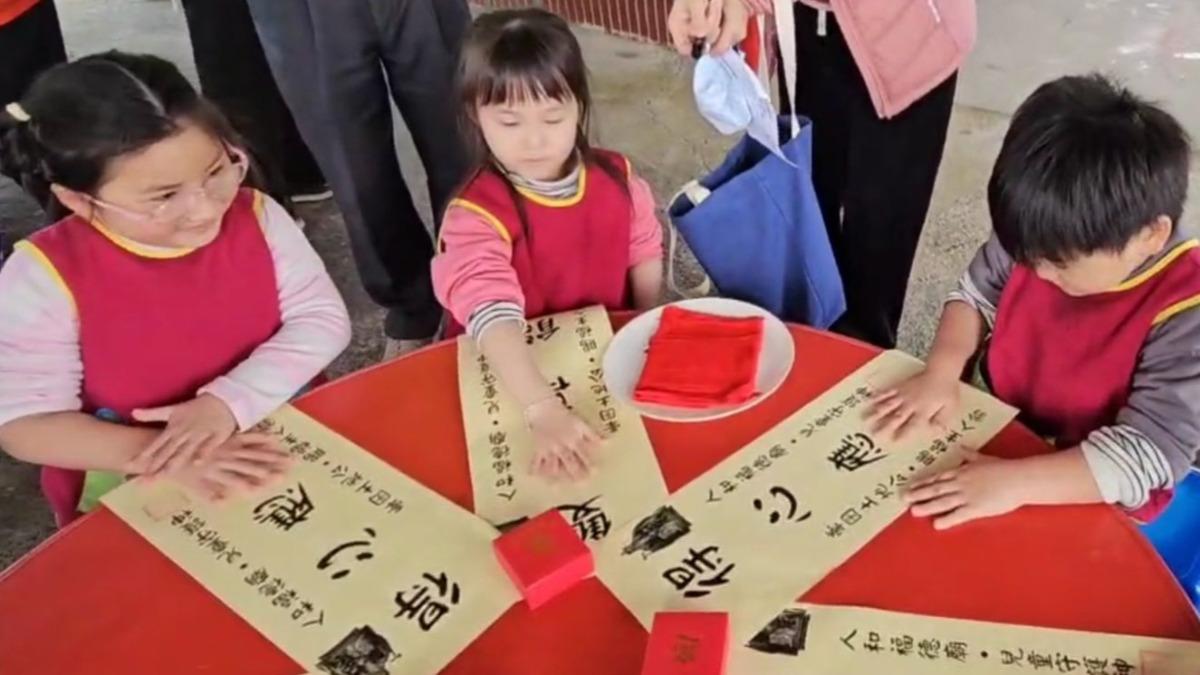 牽囝土地公拓印掌紋 為兒童祈福(圖/TVBS)