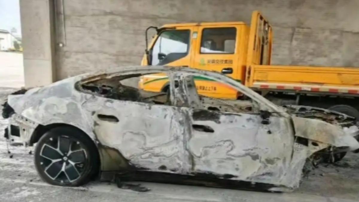 小米SU7電動車碰撞爆燃 疑車門鎖死3人身亡