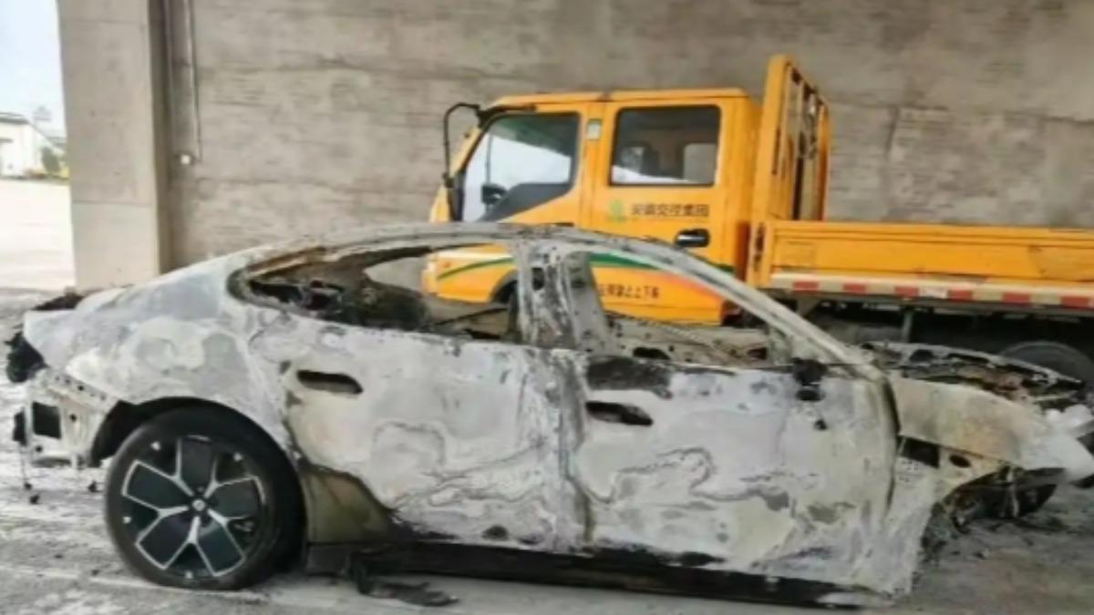 小米SU7電動車碰撞後起火。（圖／翻攝自極目新聞）