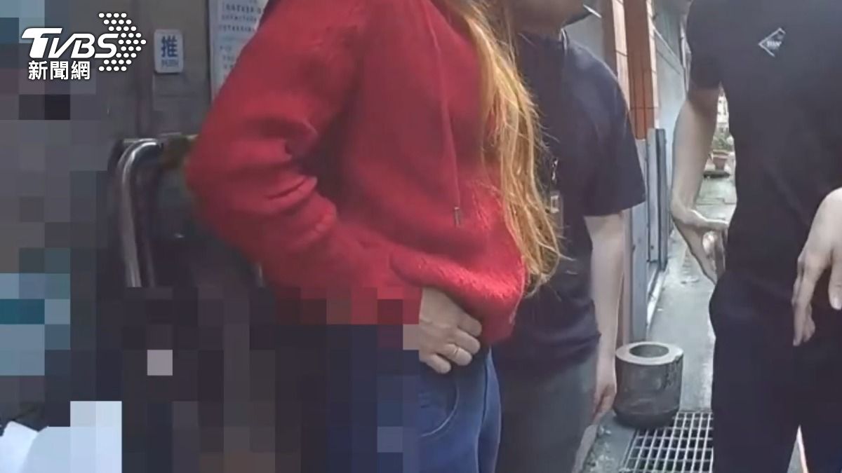 女子與男性友人涉嫌販毒,被警方逮捕時身旁還帶著男童。(圖/TVBS)