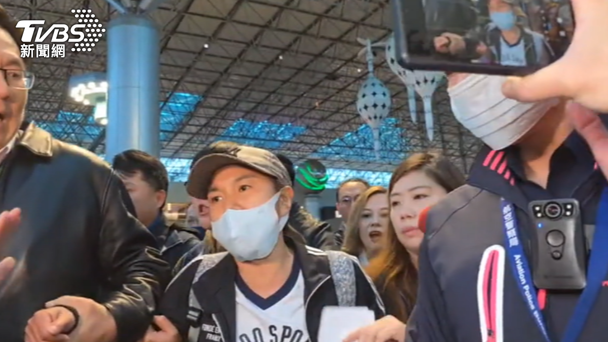 移民署人員護送小微抵達桃園機場。(圖/TVBS資料畫面)