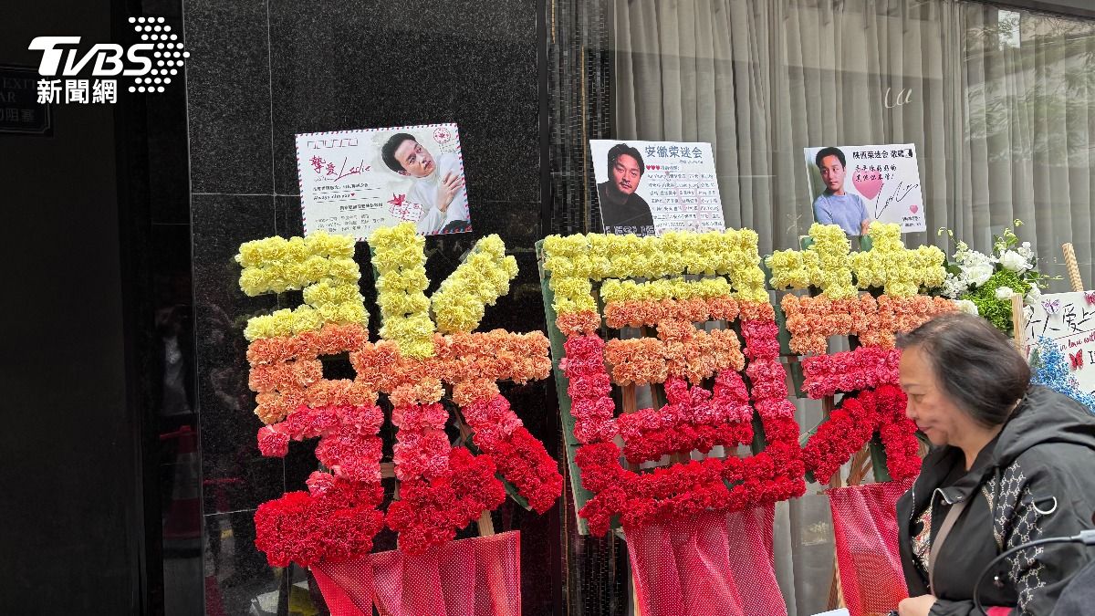 張國榮當年離世的文華東方酒店外,擺滿紀念花束與花籃。(圖/TVBS)