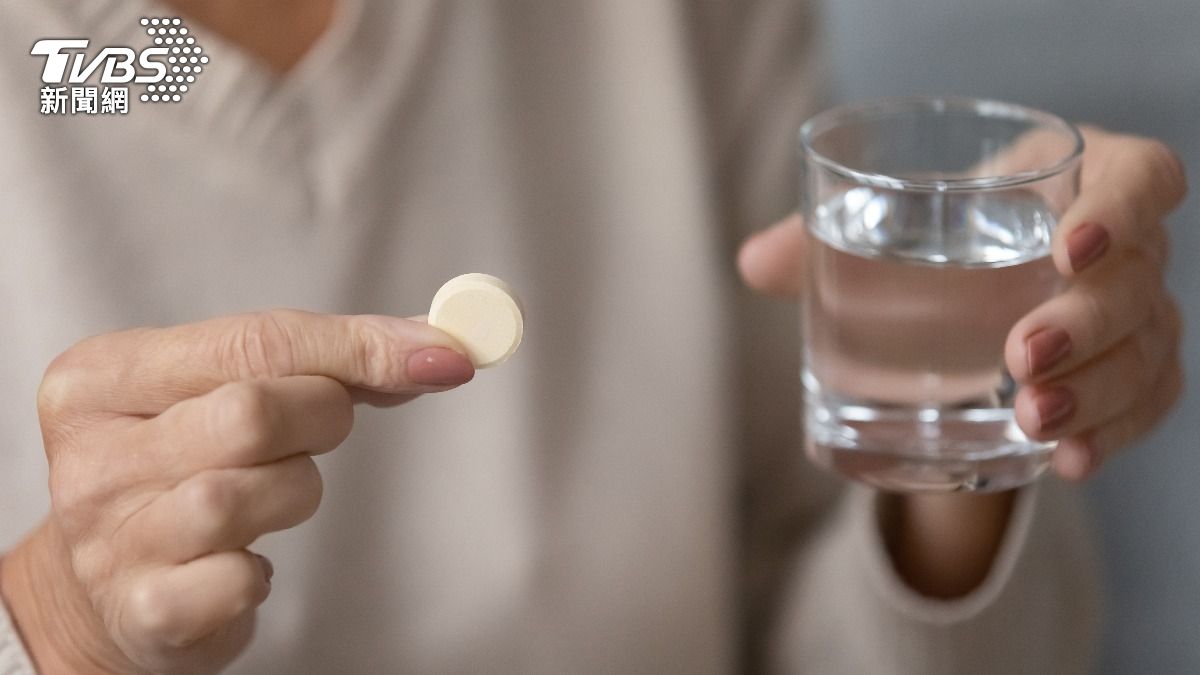 「鈣片」何時吃？食藥署曝最佳年齡　醫示警：2類人勿過量