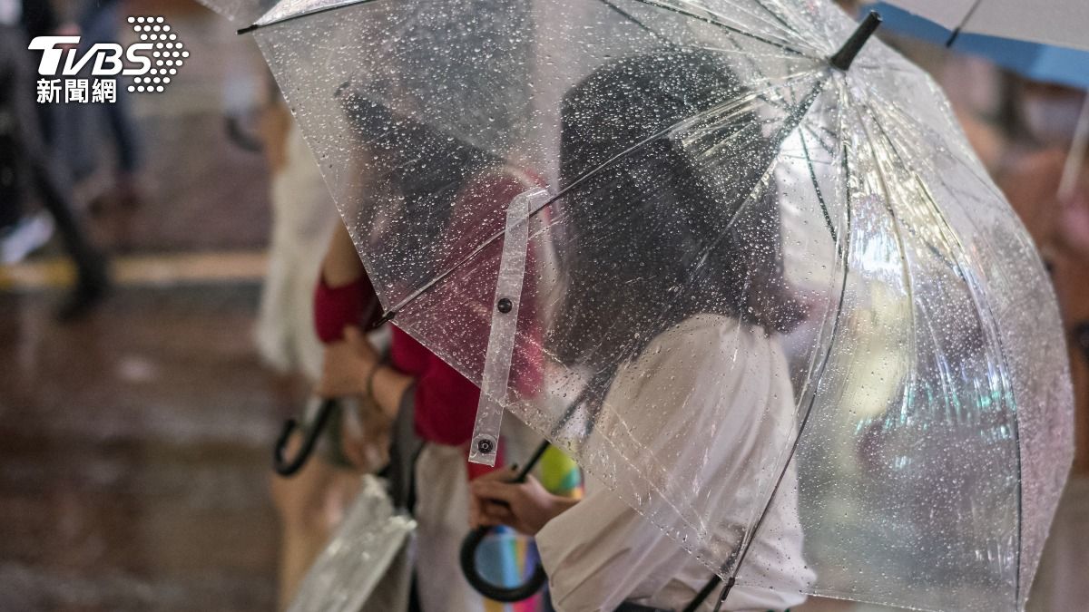 雨傘別這樣拿!日實測衝擊力等於「一台鋼琴」 恐害失明骨折