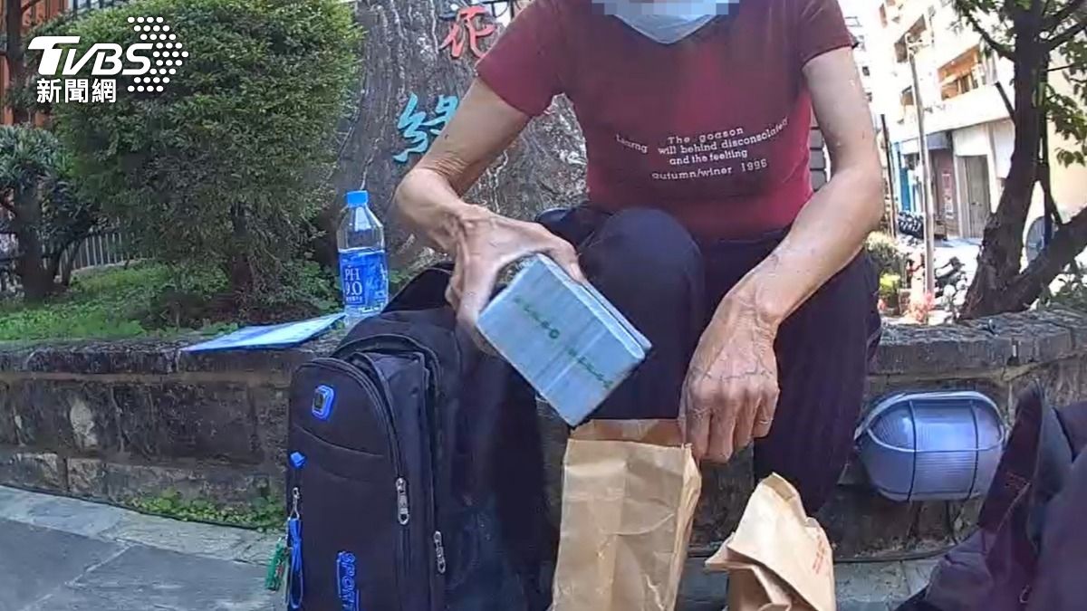 詐團又約郭男到北區某處民宅外面交4百萬,警方逮捕許姓女車手。(圖/TVBS)