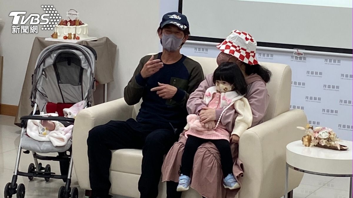 夫妻倆開心分享。(圖/TVBS)