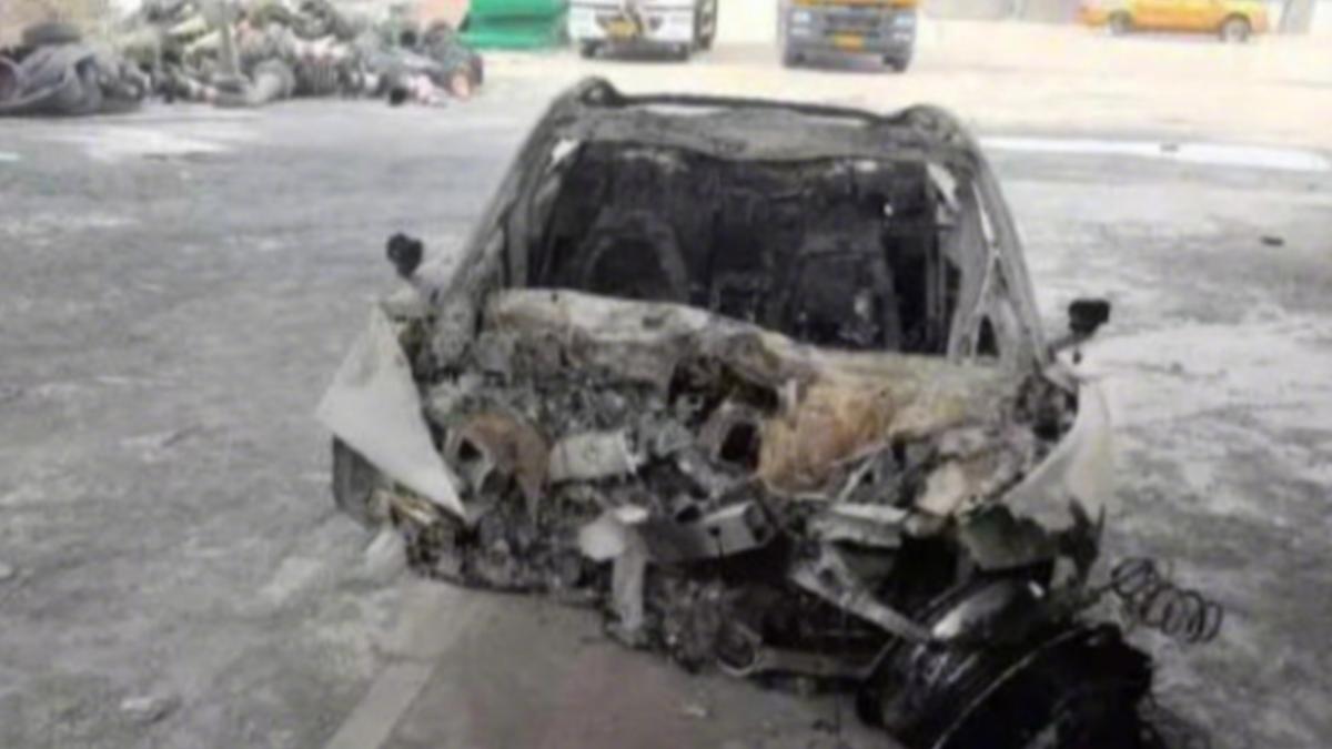 一輛小米SU7電動車撞上護欄,車內三名女大學生不幸喪生,整輛車燒成廢鐵。(圖/澎派新聞)