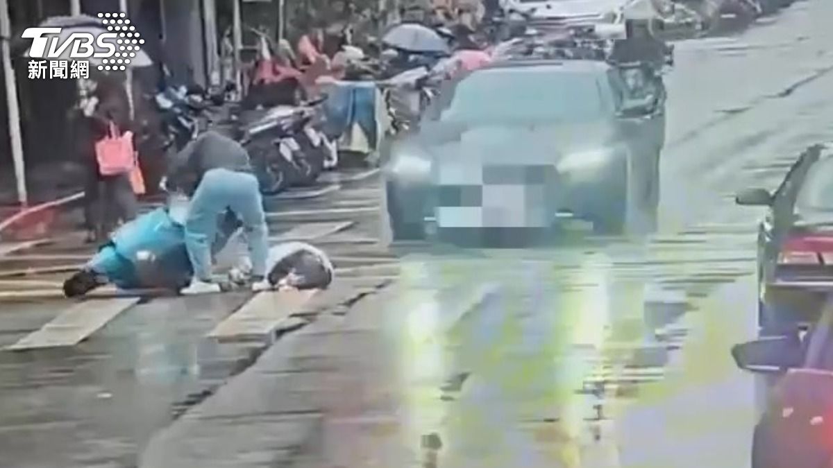 禍不單行！北市女騎士滑倒自摔　慘遭後車輾過重傷