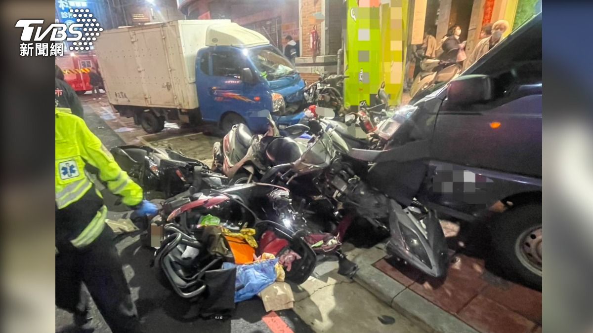 三重貨車司機「打瞌睡」衝撞路旁17輛機車 59歲婦人無辜送命