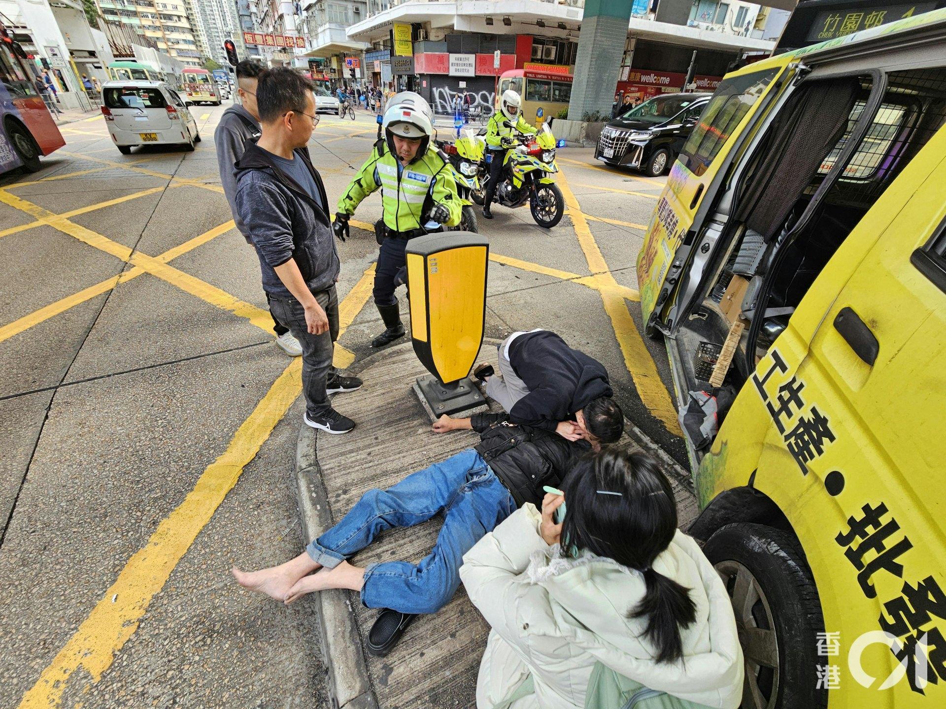 熱心路人與警員合力搶救司機。（圖／香港01）
