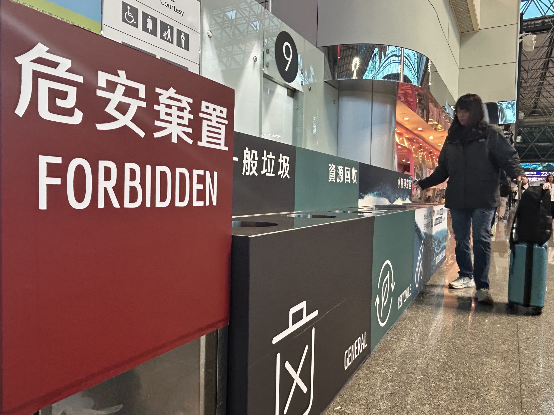 ▲桃園機場敬請旅客安檢前，預先確認安檢注意事項，留意五大安檢危險(安)物品相關規定，有助於「減少複查」加快通關效率。(圖片來源：桃園國際機場股份有限公司)