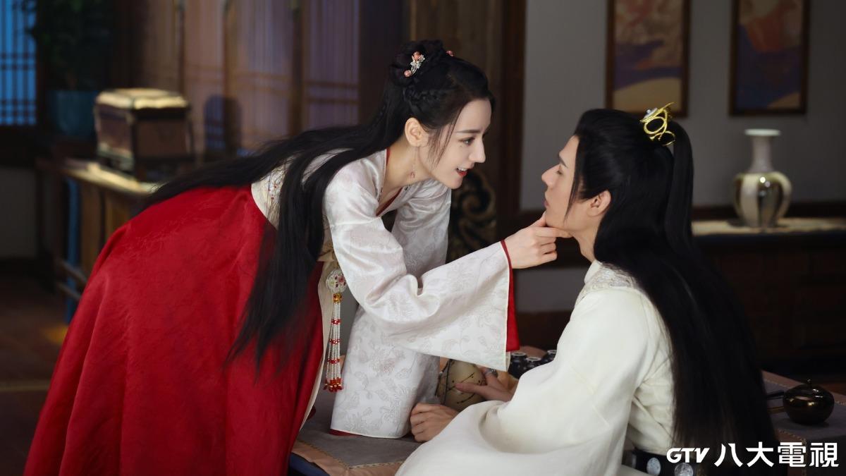 《安樂傳》迪麗熱巴(右)與龔俊(左)甜蜜互動。(圖/八大提供)