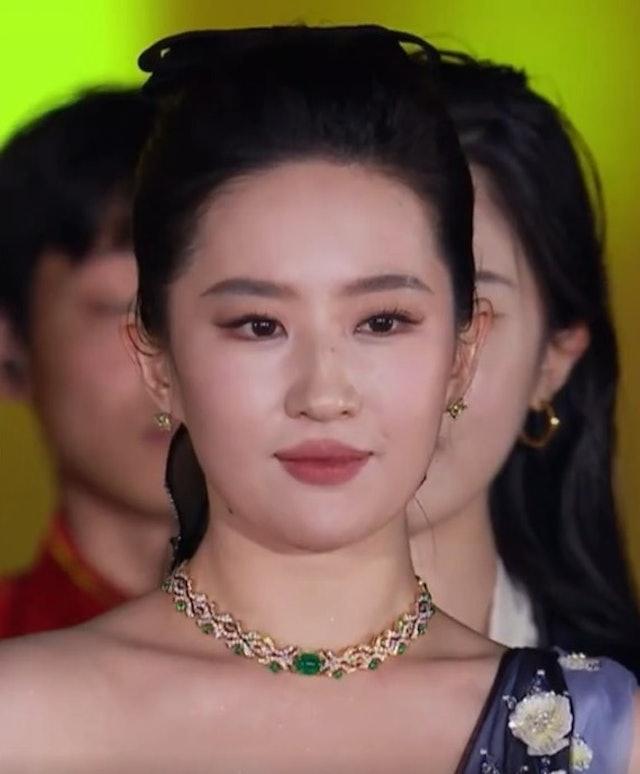 劉亦菲臉部顯得圓潤。(圖/微博圖片)