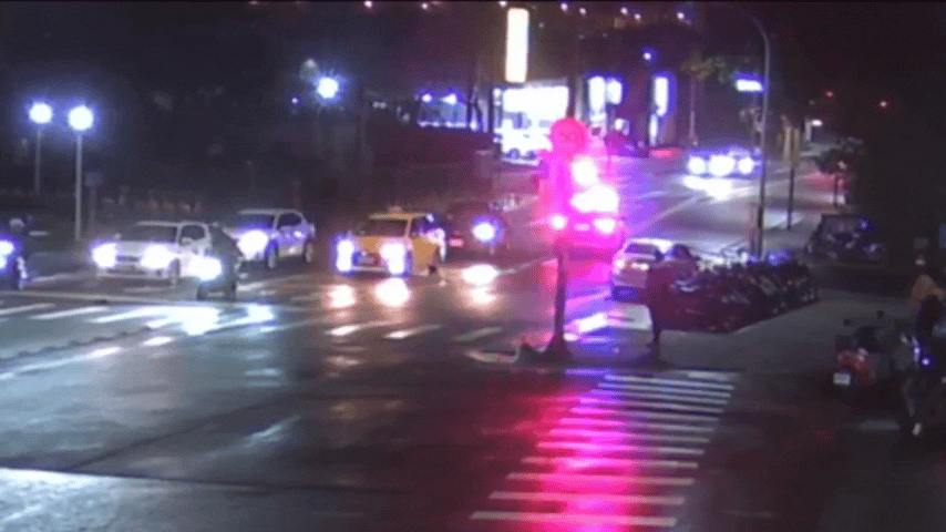 劉男拒檢還衝撞警車,汐止分局警方立即通報線上警網,聯合多組警力展開攔截圍捕。(圖/TVBS)