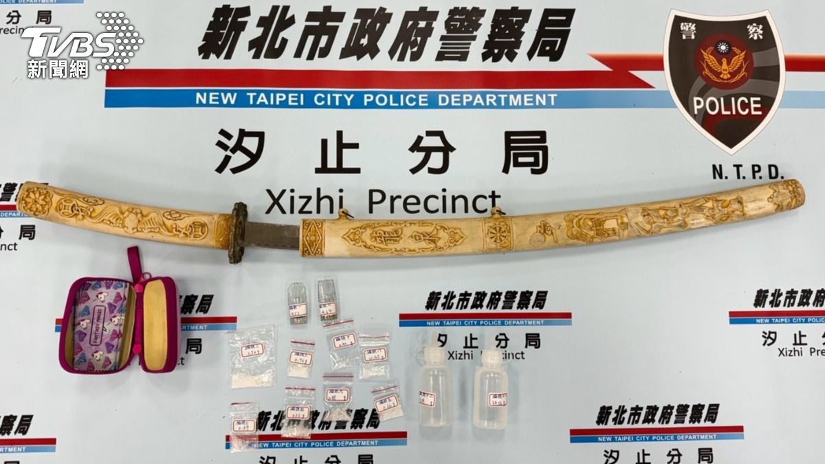 警方於駕駛劉男的隨身背包內查獲武士刀一把,並發現二級毒品安非他命及依托咪酯(俗稱「喪屍菸彈」)等違禁品。(圖/TVBS)