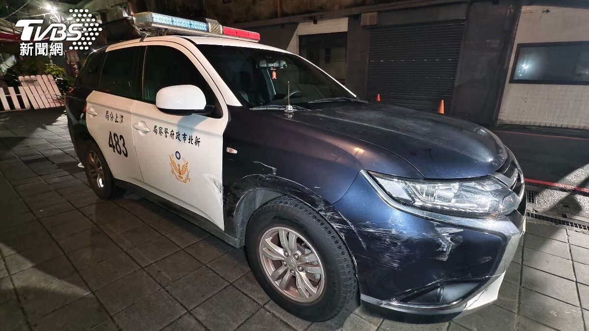汐止派出所警車遭劉男駕車衝撞,遭成車輛右前方受損。(圖/陳冠宇攝)